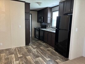 158 Washington in Belleville, MI - Building Photo