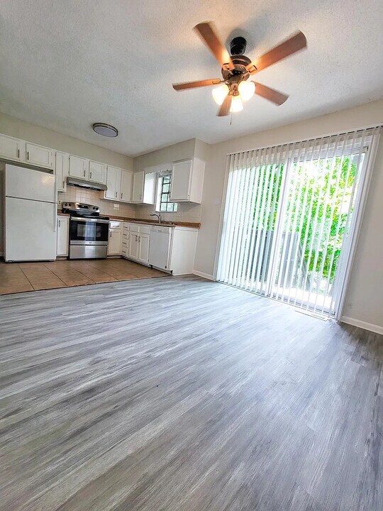10902 Mckinley Dr in Kansas City, MO - Building Photo
