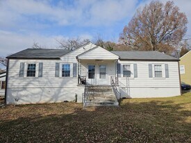 210 SE Lakewood Dr in Marietta, GA - Building Photo