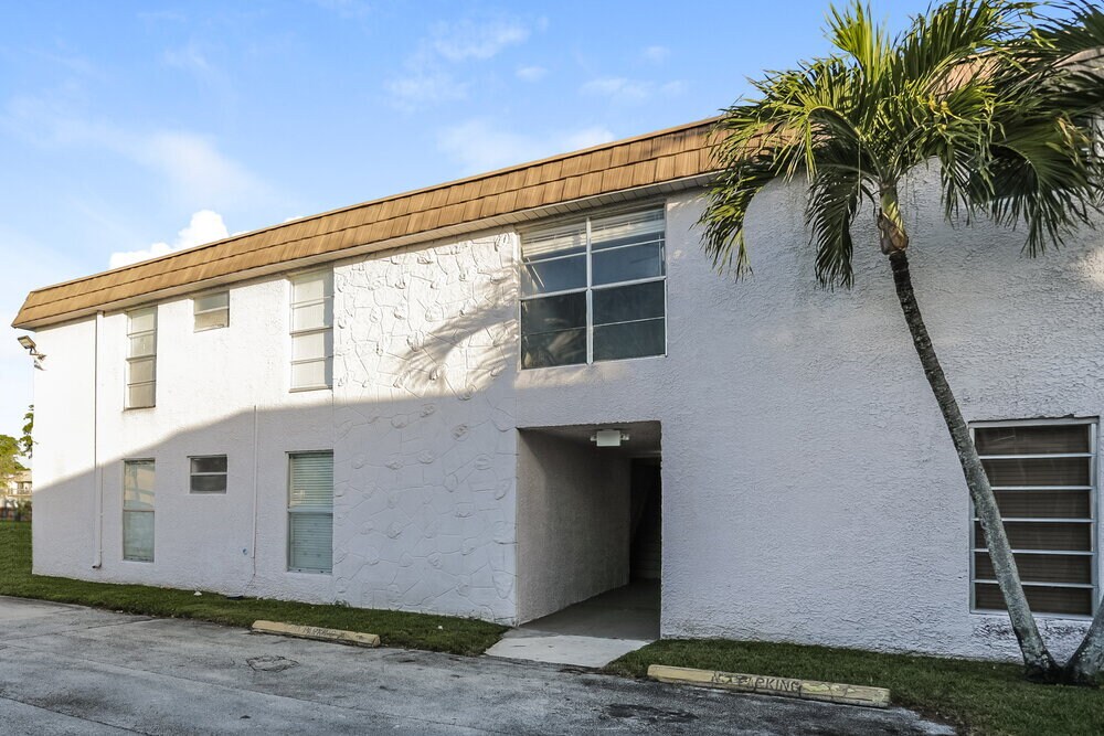 10395 N Kendall Dr in Miami, FL - Building Photo