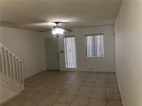 6756 Sienna Club Dr in Lauderhill, FL - Building Photo - Building Photo