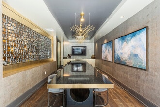 High Line at Hughes Center Apartments in Las Vegas, NV - Foto de edificio - Building Photo