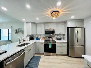 9400 S Ocean Dr in Jensen Beach, FL - Foto de edificio - Building Photo