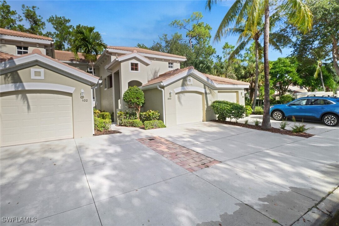 1664 Tarpon Bay Dr S in Naples, FL - Building Photo