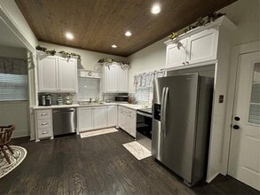 506 W Baylor St in Ennis, TX - Building Photo - Building Photo