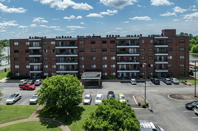 Hickory Bay Condominiums in Hendersonville, TN - Foto de edificio - Building Photo