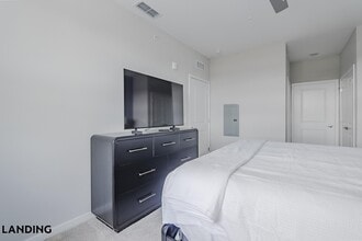 2331 Commerce Park Dr NE, Unit 4216 in Palm Bay, FL - Foto de edificio - Building Photo