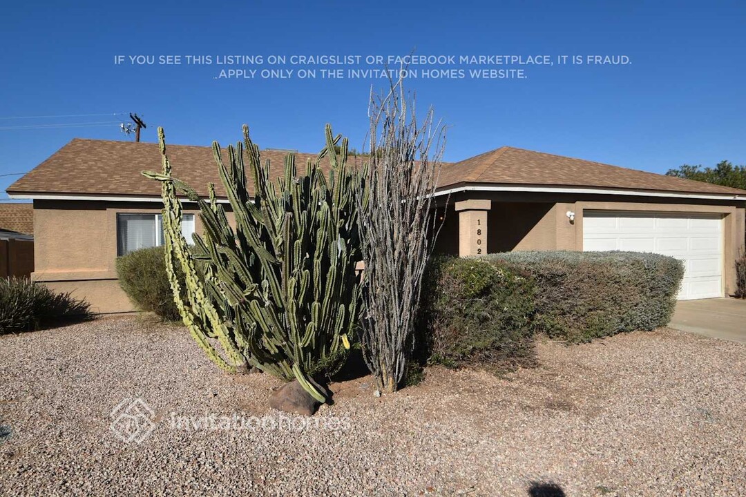 1802 W Oraibi Dr in Phoenix, AZ - Foto de edificio