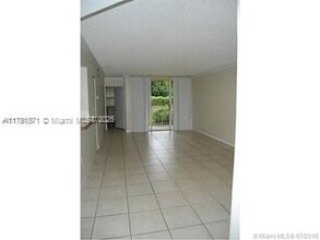 4861 NW 97th Ct in Doral, FL - Foto de edificio - Building Photo