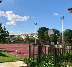 7905 NW 104th Ave in Doral, FL - Foto de edificio - Building Photo