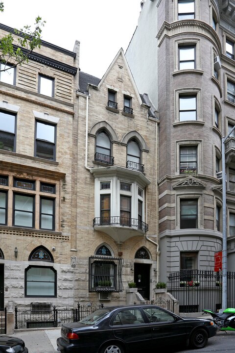 307 W 80th St in New York, NY - Building Photo