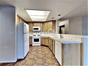 140 Kachina Dr in Henderson, NV - Building Photo - Building Photo