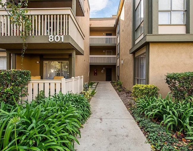 801 Pinetree Cir, Unit APT 22 in Thousand Oaks, CA - Foto de edificio - Building Photo