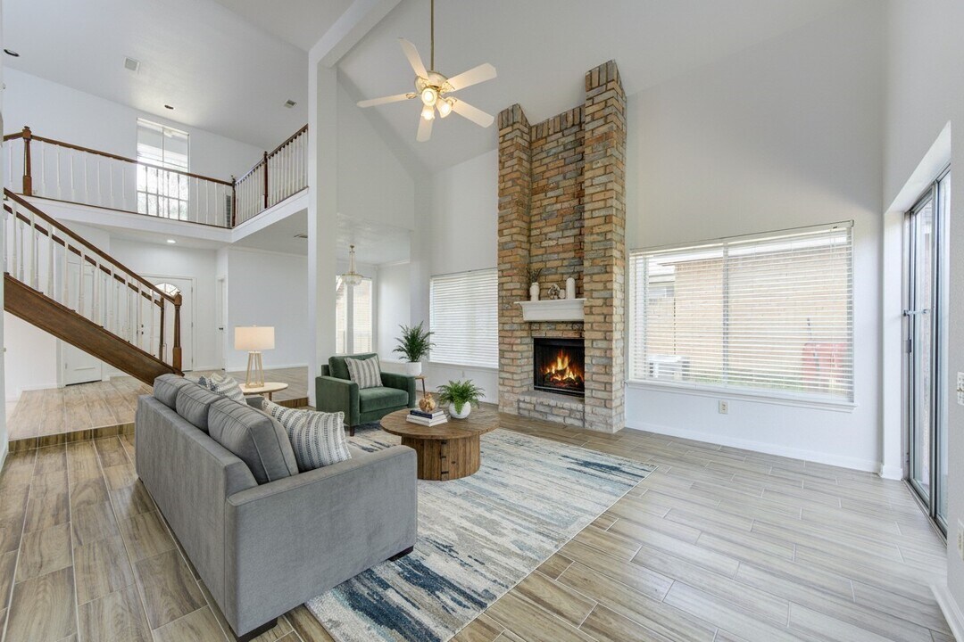 16026 Rustic Sands Dr in Houston, TX - Building Photo