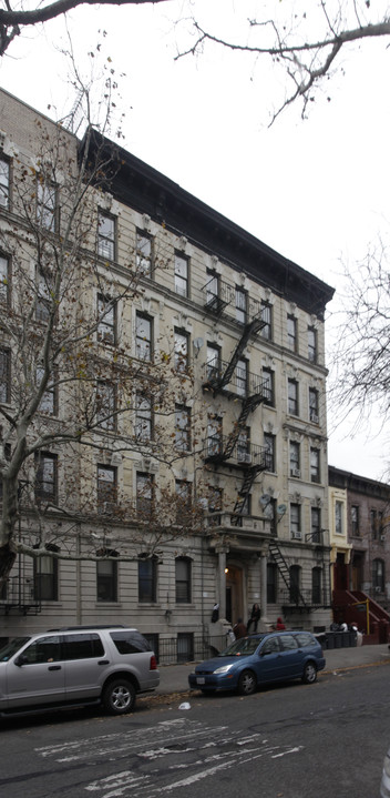 161 Vernon Ave in Brooklyn, NY - Foto de edificio