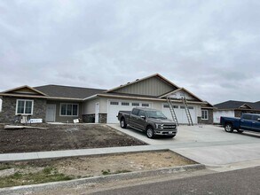 2217 Overlook Rdg Ct in Watertown, SD - Building Photo - Building Photo