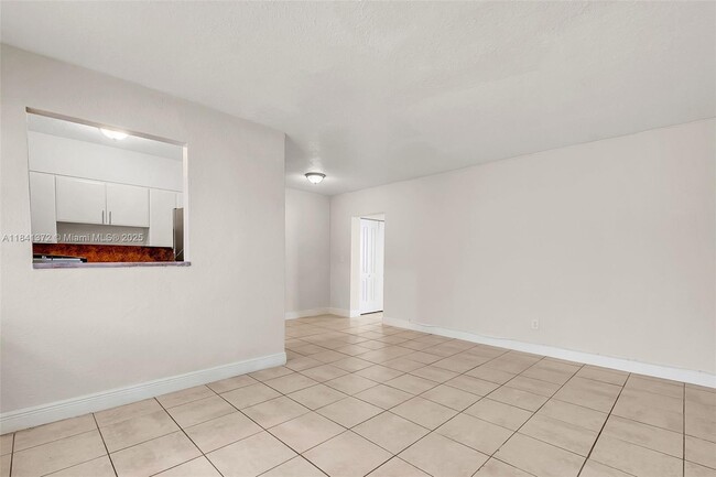 6921 Rue Vendome in Miami Beach, FL - Building Photo - Building Photo