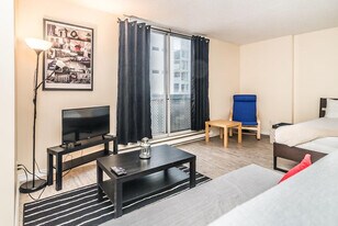 1121 Rue De Bullion in Montréal, QC - Building Photo