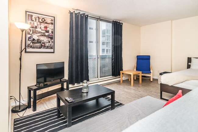 1121 Rue De Bullion