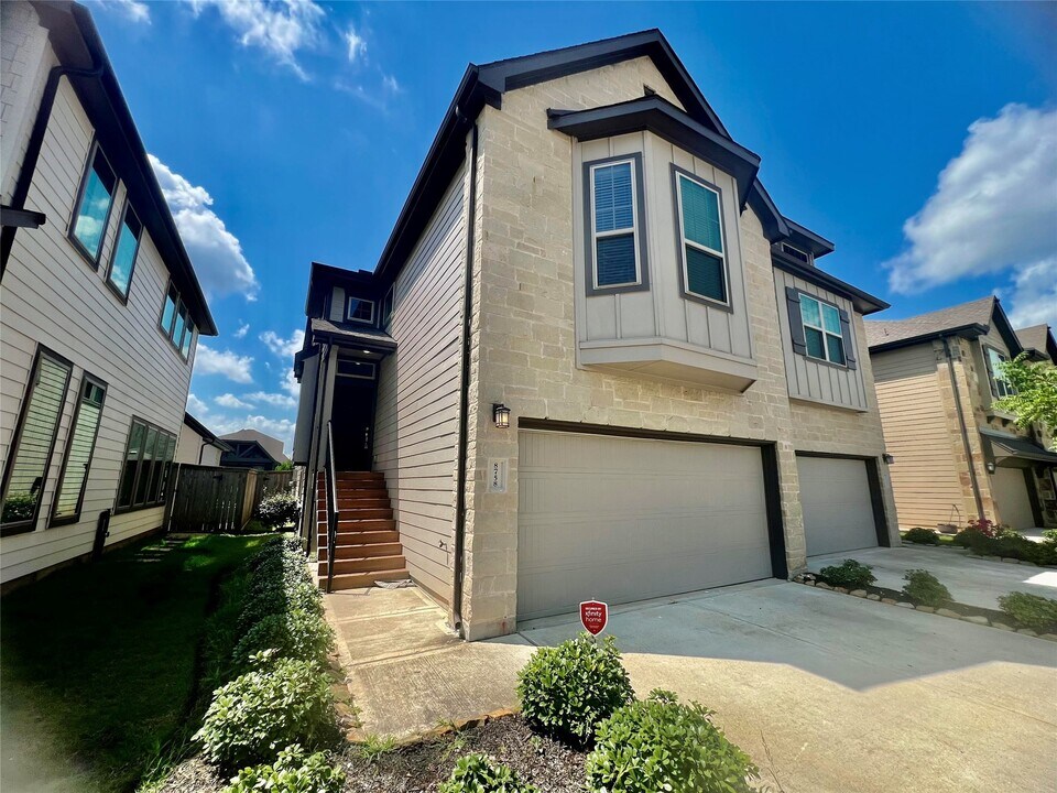 8758 Laurel Crest Dr in Sienna, TX - Building Photo
