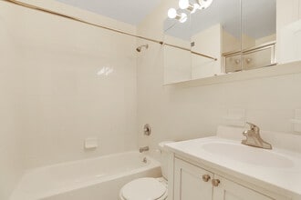 Hamilton Court Apartments in Morristown, NJ - Foto de edificio - Building Photo