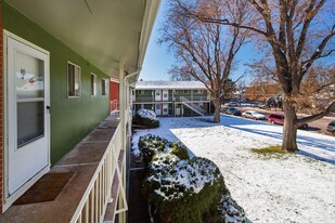 Courtyard at Weston Ridge Apartments