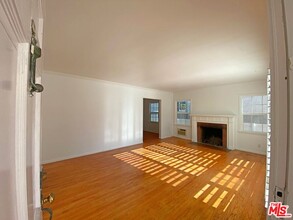 1638 Greenfield Ave in Los Angeles, CA - Foto de edificio - Building Photo