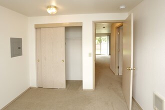 Meadows Apartments in Albany, OR - Building Photo - Interior Photo
