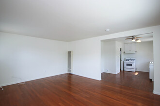 3148 Abella St, Unit 3150 in La Crescenta, CA - Foto de edificio - Building Photo