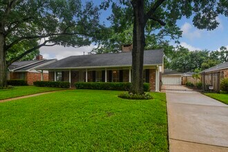 10035 Ella Lee Ln in Houston, TX - Foto de edificio - Building Photo