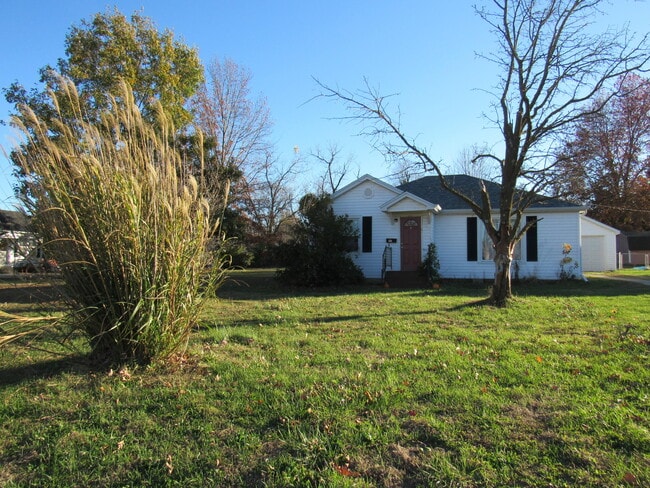 636 W Washington St in Marshfield, MO - Building Photo - Building Photo