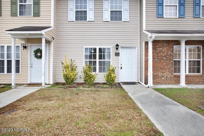 204 Pinegrove Ct in Jacksonville, NC - Building Photo - Building Photo
