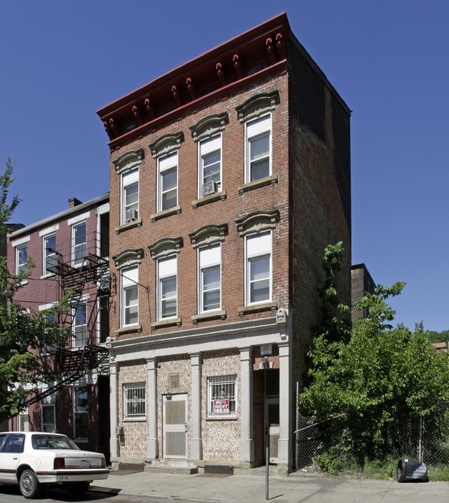 116 E McMicken Ave in Cincinnati, OH - Building Photo