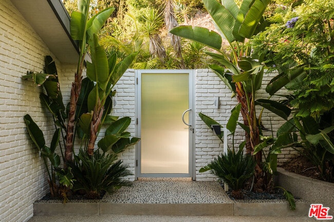 8501 Allenwood Rd in Los Angeles, CA - Building Photo - Building Photo