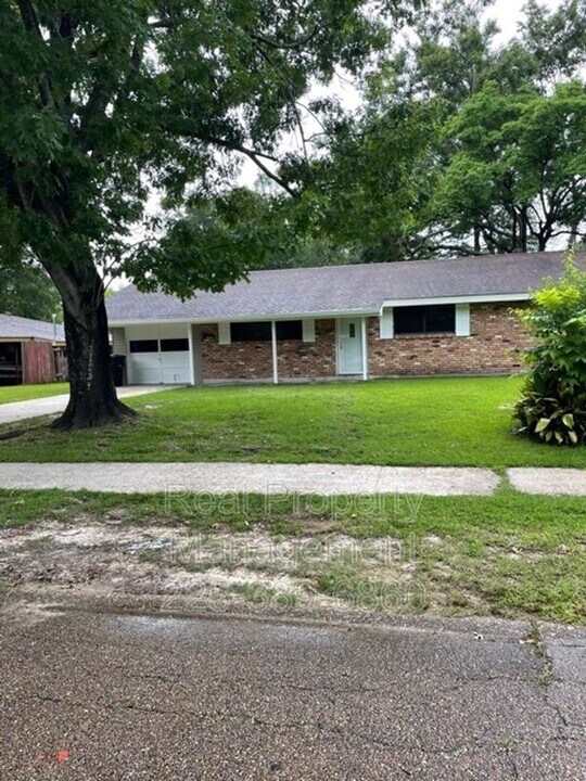 2351 Sweetleaf St in Baton Rouge, LA - Building Photo