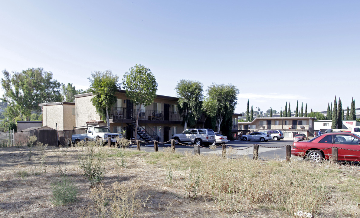 Broadway Grove in La Mesa, CA - Foto de edificio