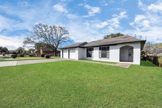 8105 Lanham Ln in Houston, TX - Foto de edificio - Building Photo