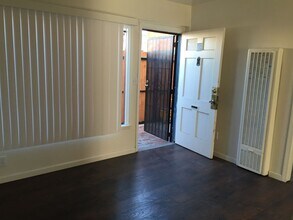 7404 S Western Ave in Los Angeles, CA - Building Photo - Building Photo