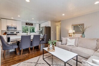 3388 S Holly St in Denver, CO - Foto de edificio - Building Photo