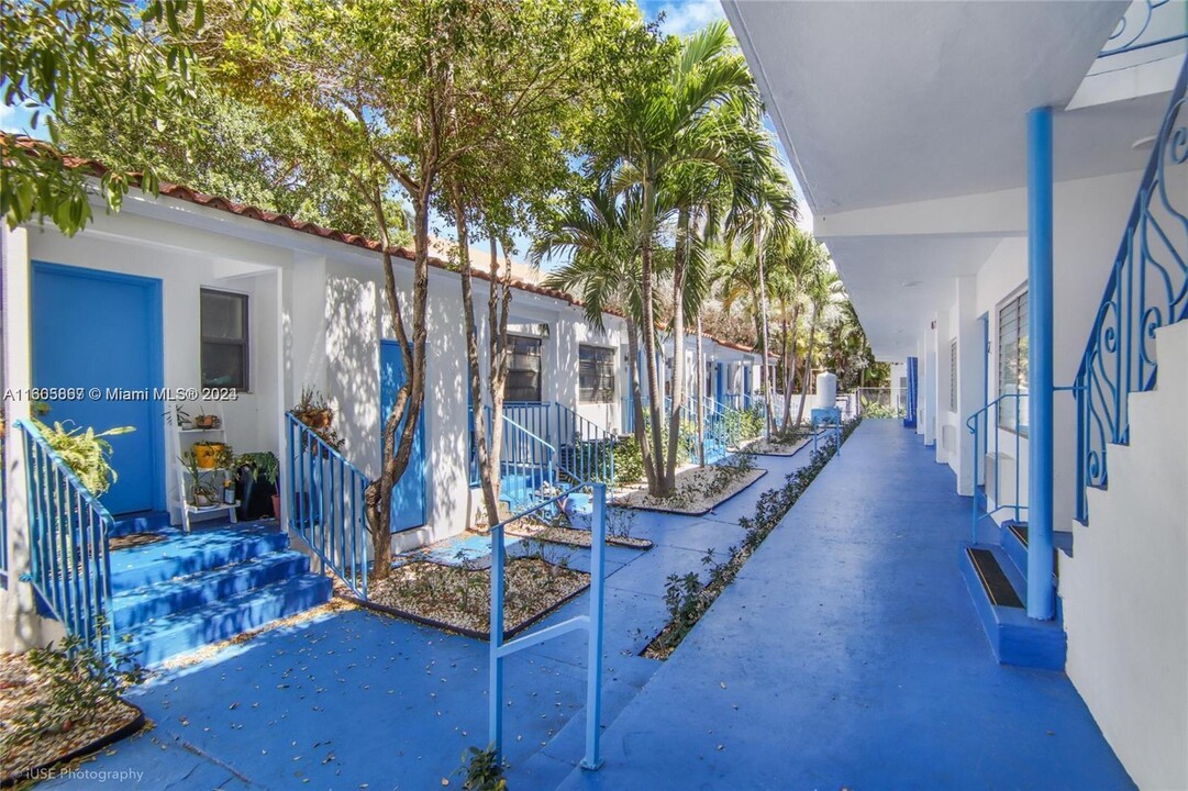 7717 Byron Ave, Unit 14 in Miami Beach, FL - Building Photo