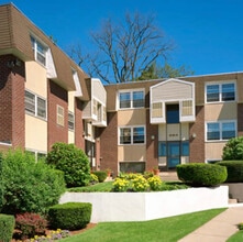 Hillside Terrace Apartments in North Providence, RI - Foto de edificio - Building Photo