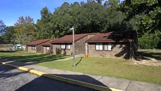 Willow Bend Apartments in Sneads, FL - Building Photo - Building Photo