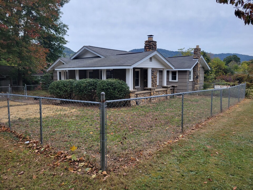 1115 Sonoma Rd in Canton, NC - Building Photo