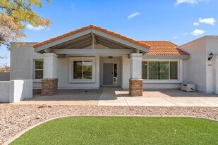 Manhatton in Tempe, AZ - Building Photo