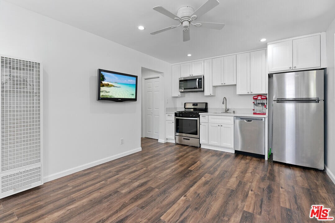 2319 Vineyard Ave in Los Angeles, CA - Building Photo