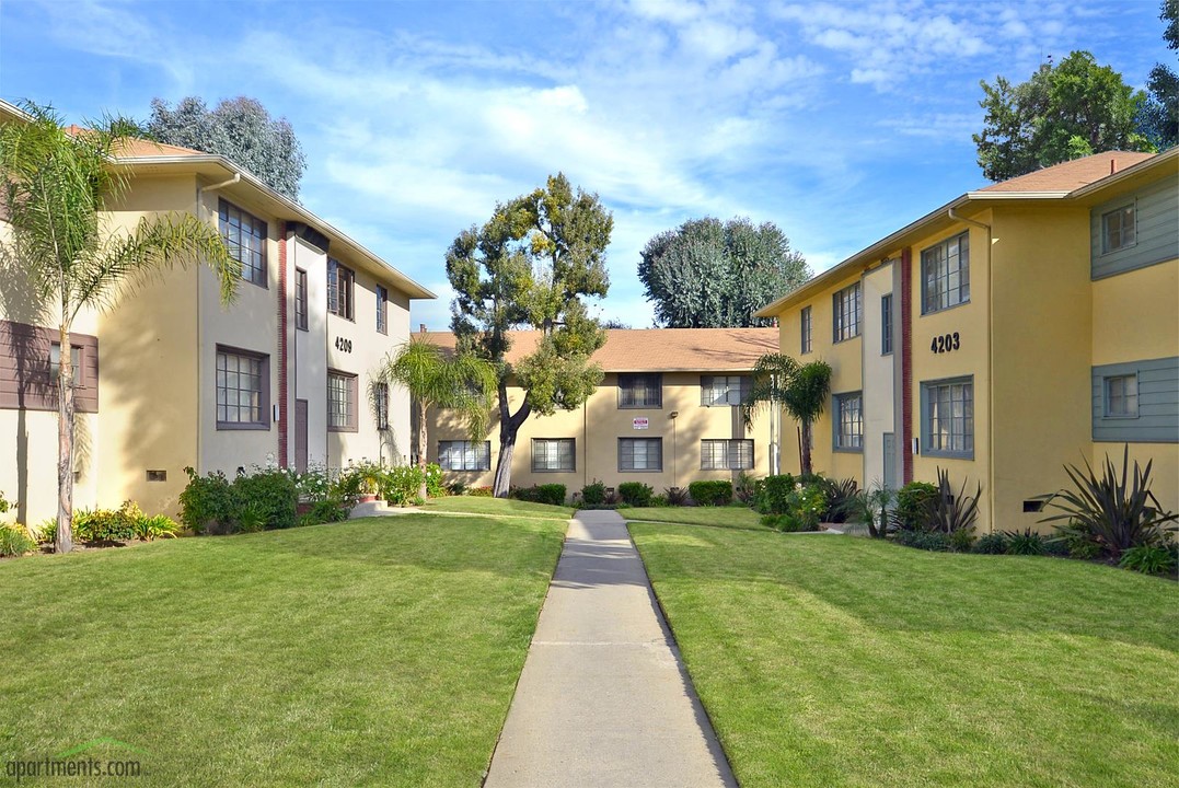 Baldwin Village in Los Angeles, CA - Foto de edificio