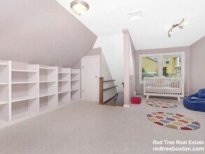 68 Algonquin Rd in Newton, MA - Foto de edificio - Building Photo