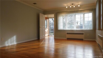 10 S Nauraushaun Rd in Pearl River, NY - Building Photo - Building Photo