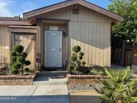 4556 W Ave L12 in Lancaster, CA - Building Photo