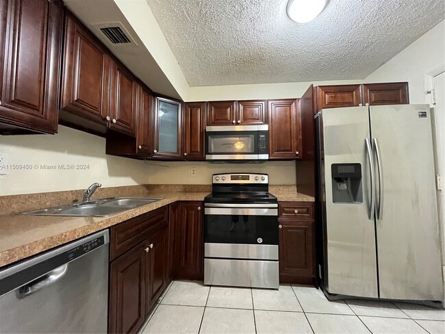 3600 NW 21st St, Unit 407 in Lauderdale Lakes, FL - Building Photo - Building Photo